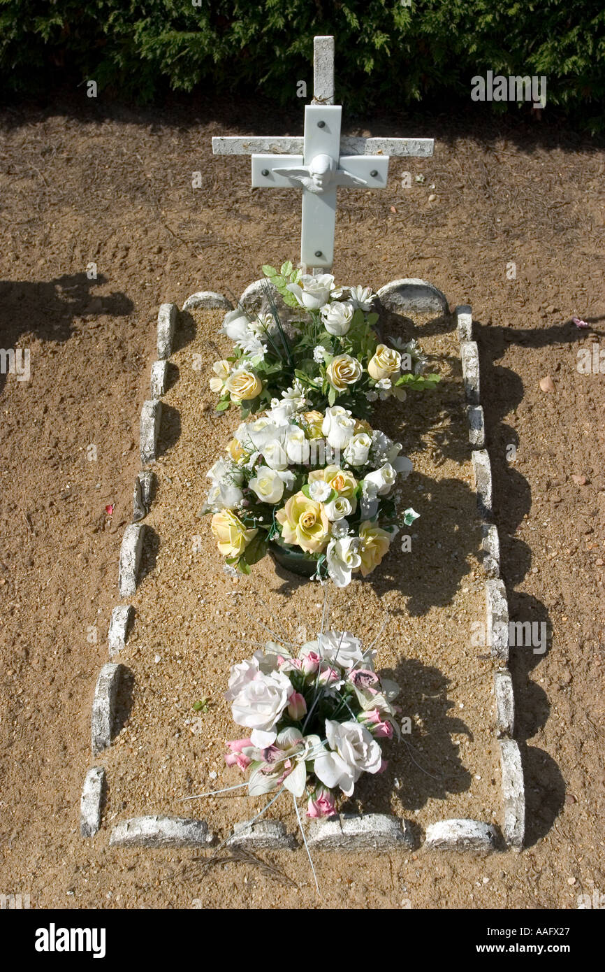 Cimetiere Francais Avec Enfant Bebe Tombe Photo Stock Alamy Cimetiere Francais Avec Enfant Bebe Tombe Photo Stock Alamy