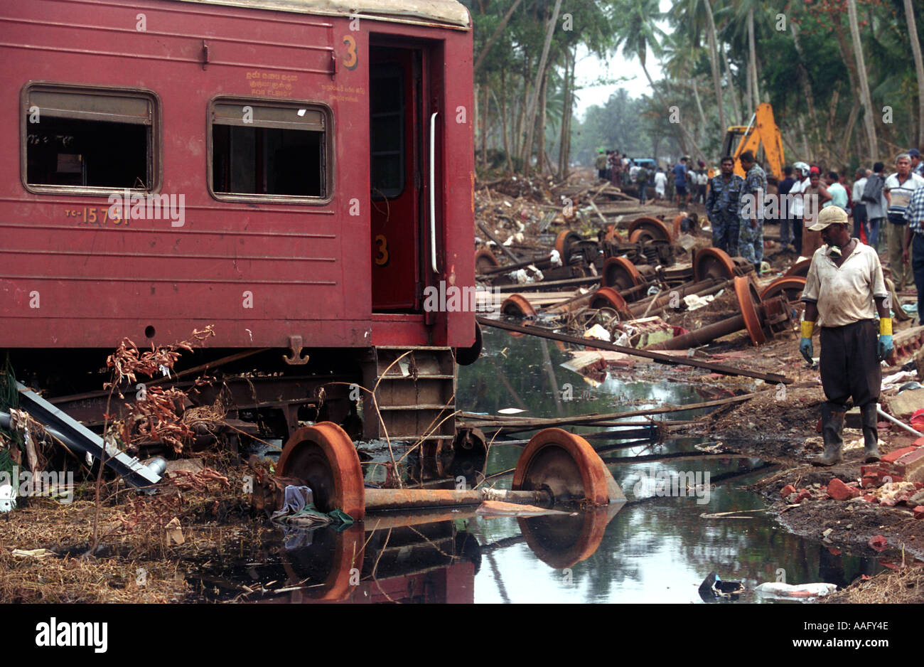 Tsunami In Sri Lanka In 2004 Sri Lanka train endommagé par le tsunami de l'Océan Indien, 2004 Photo  Stock - Alamy
