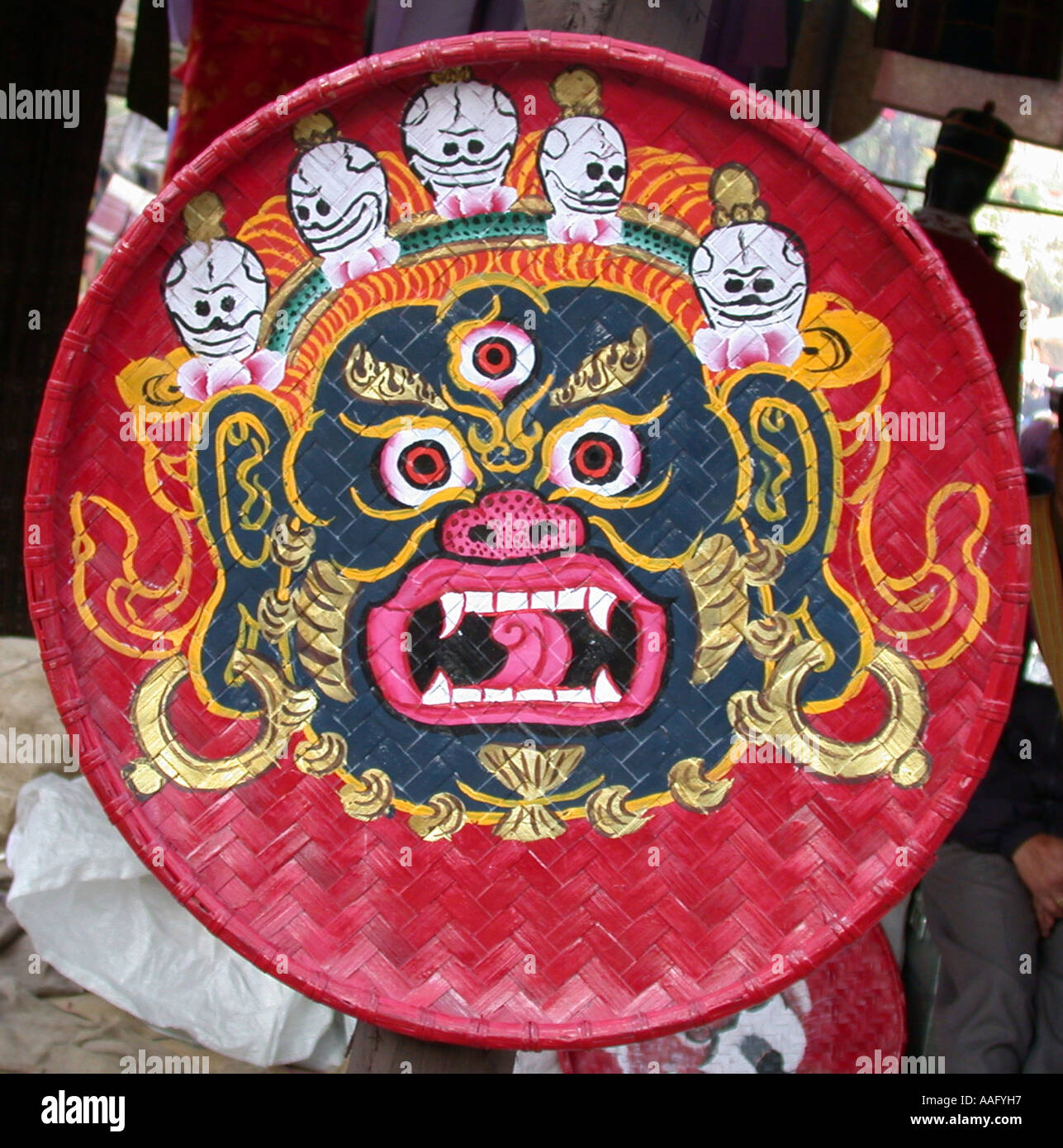 Peinture d'un démon sur un plateau en bois, contemporain, Sikkim, Inde Banque D'Images