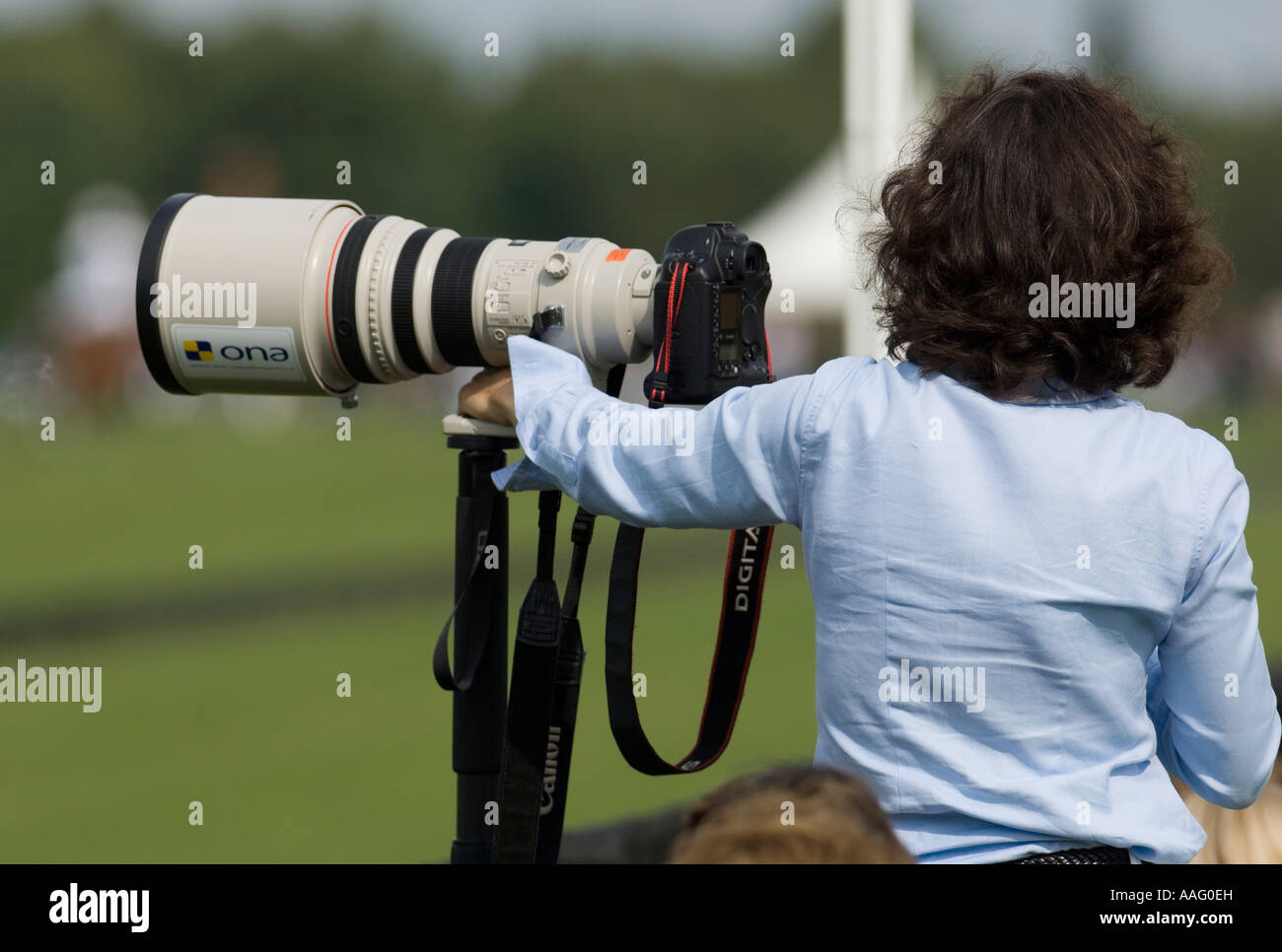 Fotoreporter avec grand objectif à polo match Banque D'Images