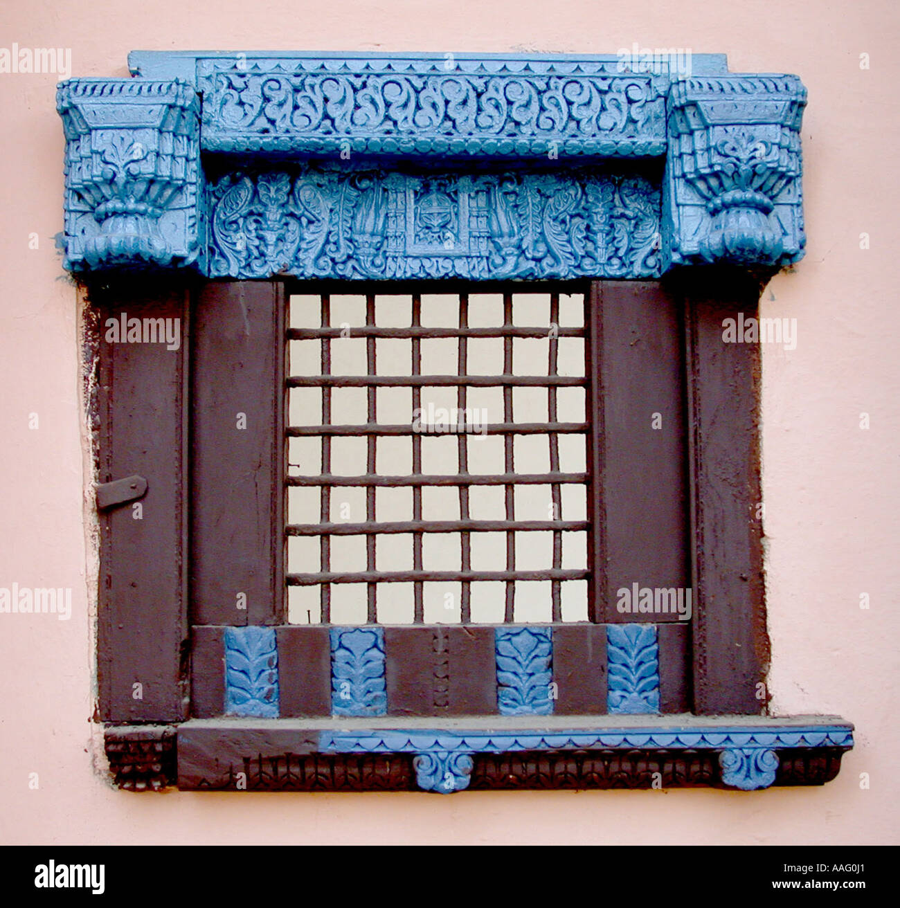 Vieux panneau en bois sculpté sur une fenêtre d'un ancien Haveli de Gujarat, XIXe siècle, Gujarat, Inde Banque D'Images