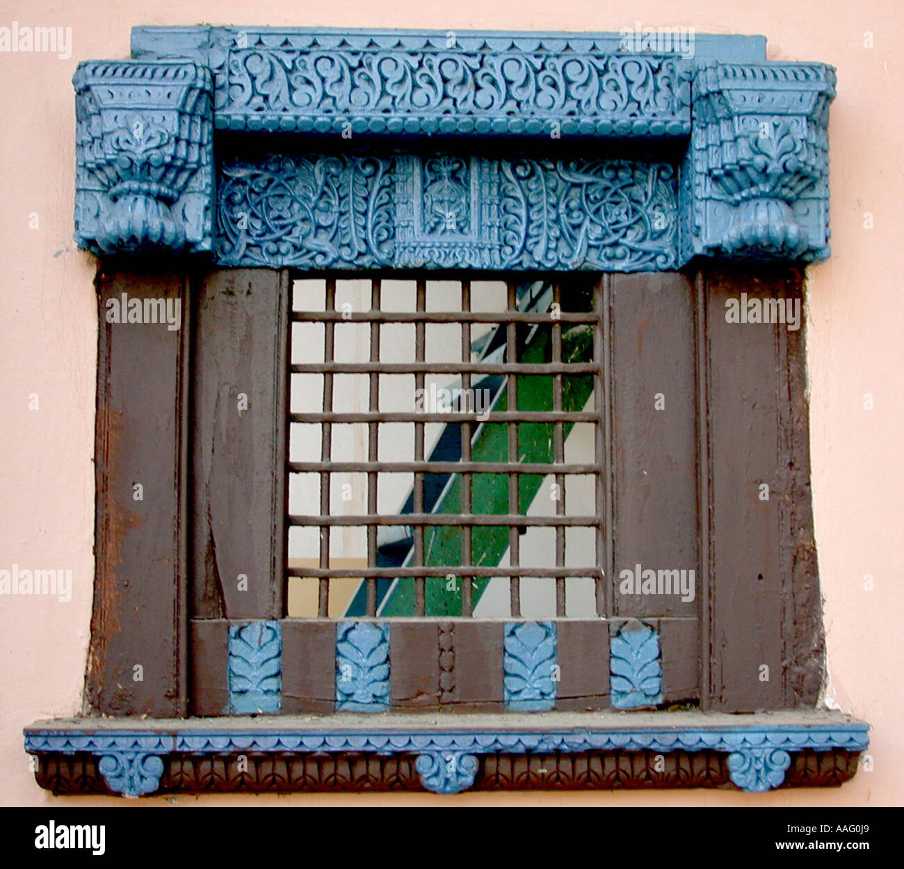 Vieille DDR78472 panneau en bois sculpté sur une fenêtre d'un vieux Haveli du Gujarat Gujarat Inde 19e siècle Banque D'Images