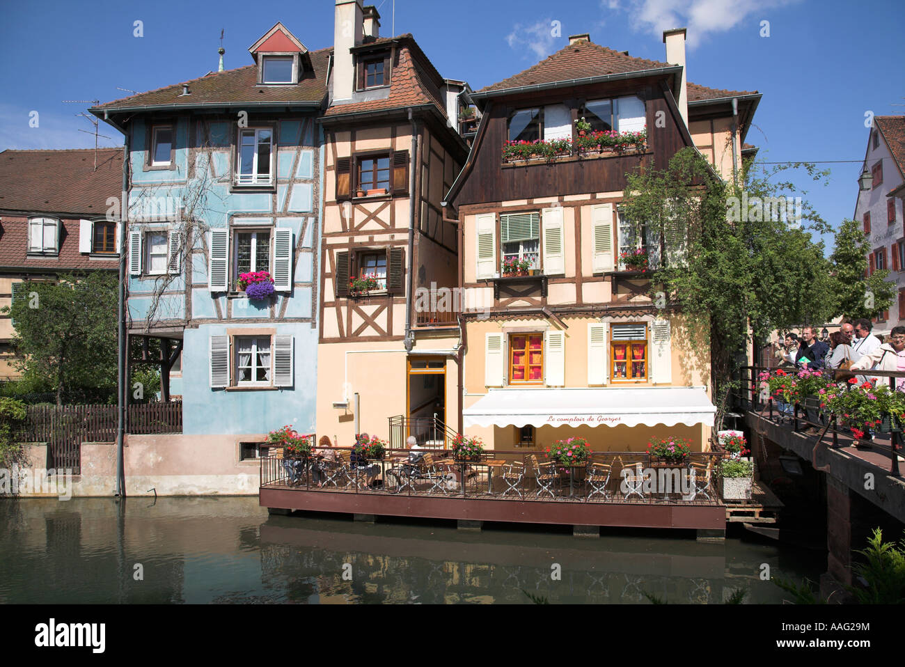 Café en plein air sur la plate-forme sur la rivière dans la ville de Colmar, Alsace, France. Banque D'Images