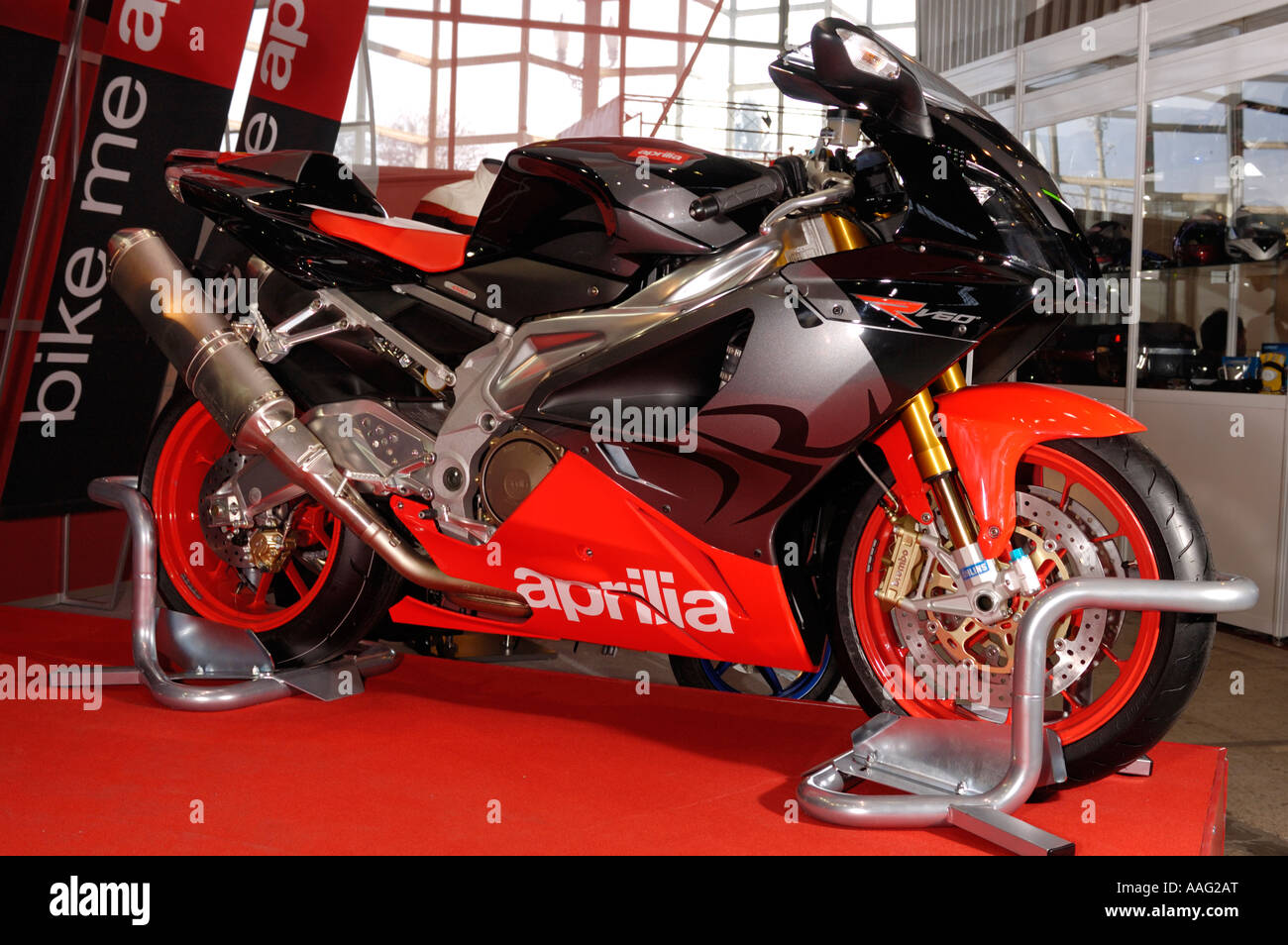 Aprilia RSV 1000 R rouge V60 moto supersport italien sports vélo à un motor  show Photo Stock - Alamy