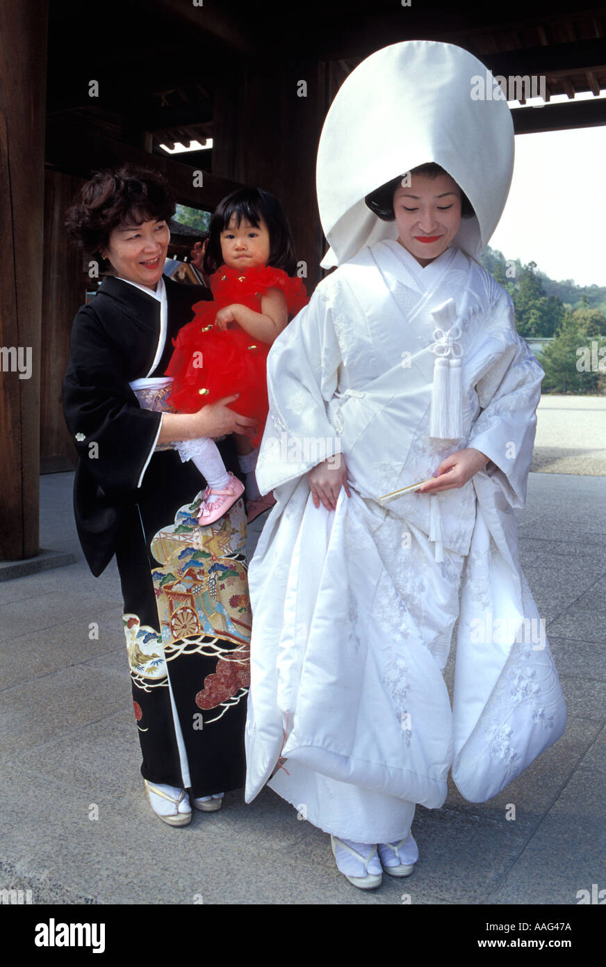 Mariée mariage traditionnel japonais en kimono à Istan culte la préfecture  de Nara au Japon et nièce de la mère de la Mariée en arrière-plan Photo  Stock - Alamy