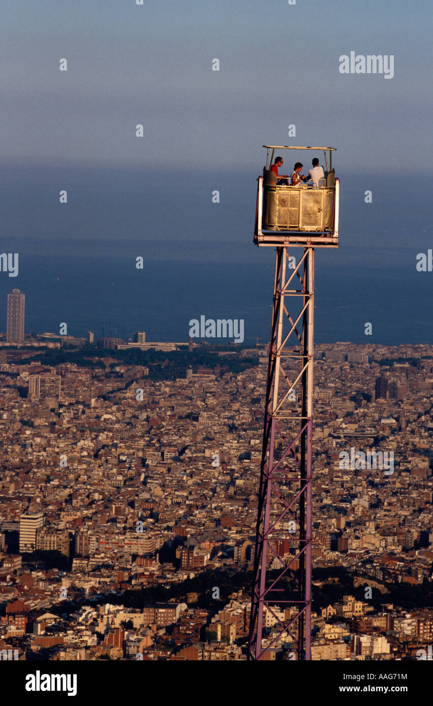 Vue de Barcelone à l'Observatoire donnant sur funfare Fabri Tibidabo Barcelone Catalogne Espagne ferries wheel Banque D'Images
