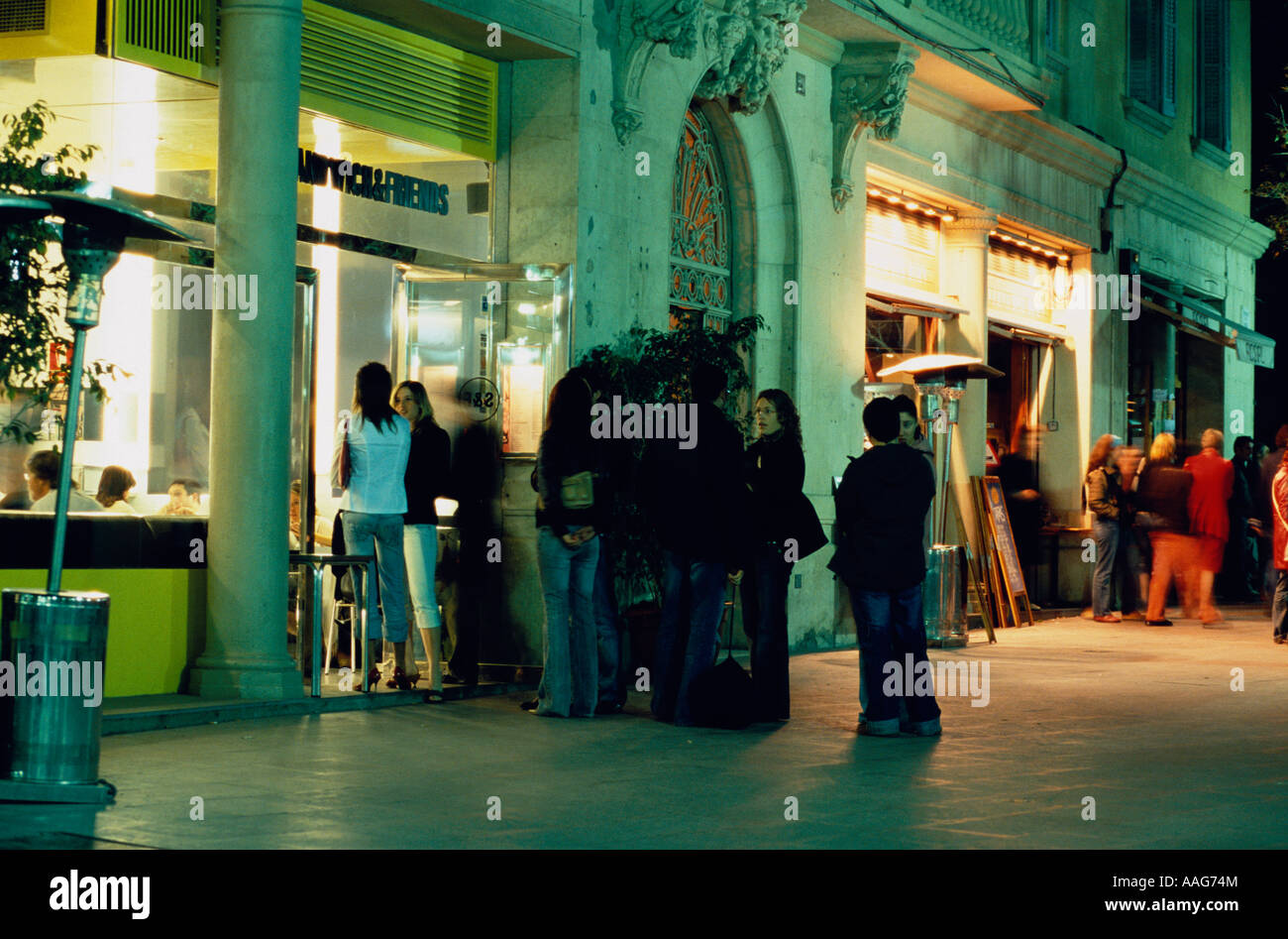 Club branché dans la vieille ville de naissance de personnes se tiennent devant l'entrée de l'Espagne Catalogne Barcelone Banque D'Images