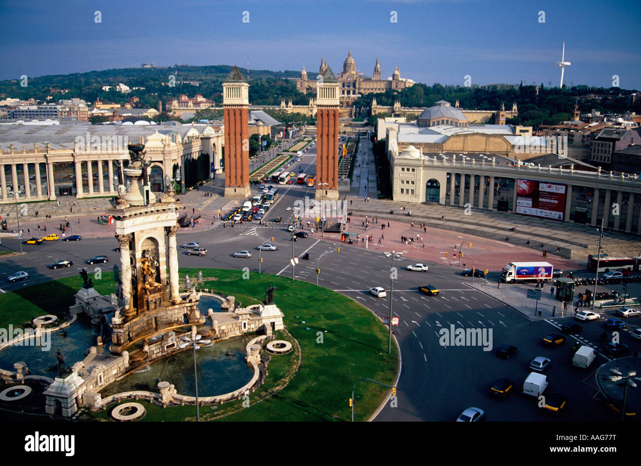 Le Campanile de Plaça d'Espanya National Palau Barcelona La Catalogne Espagne Banque D'Images