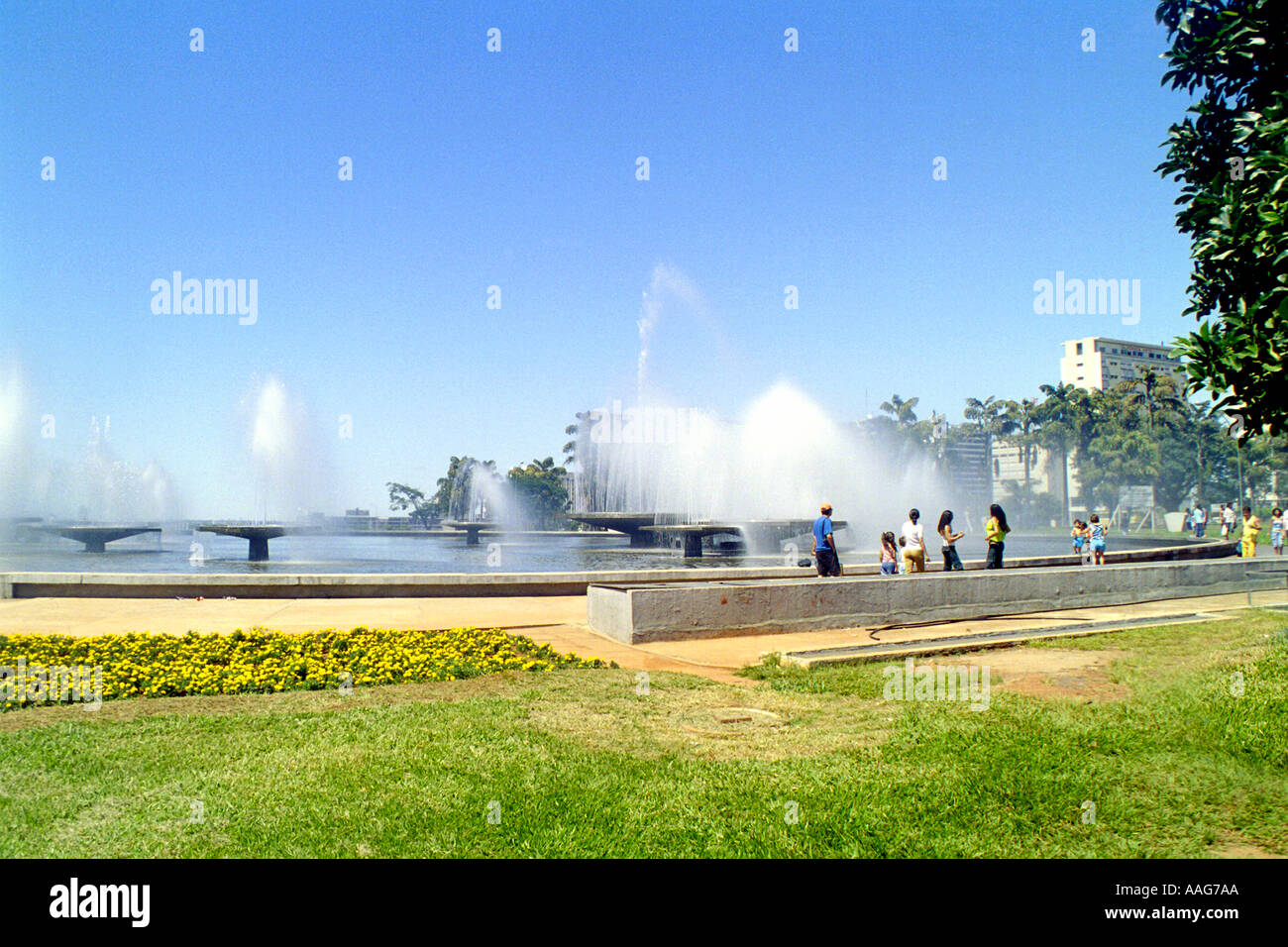 Place de la tour de télévision et de fontaines à Brasilia Banque D'Images