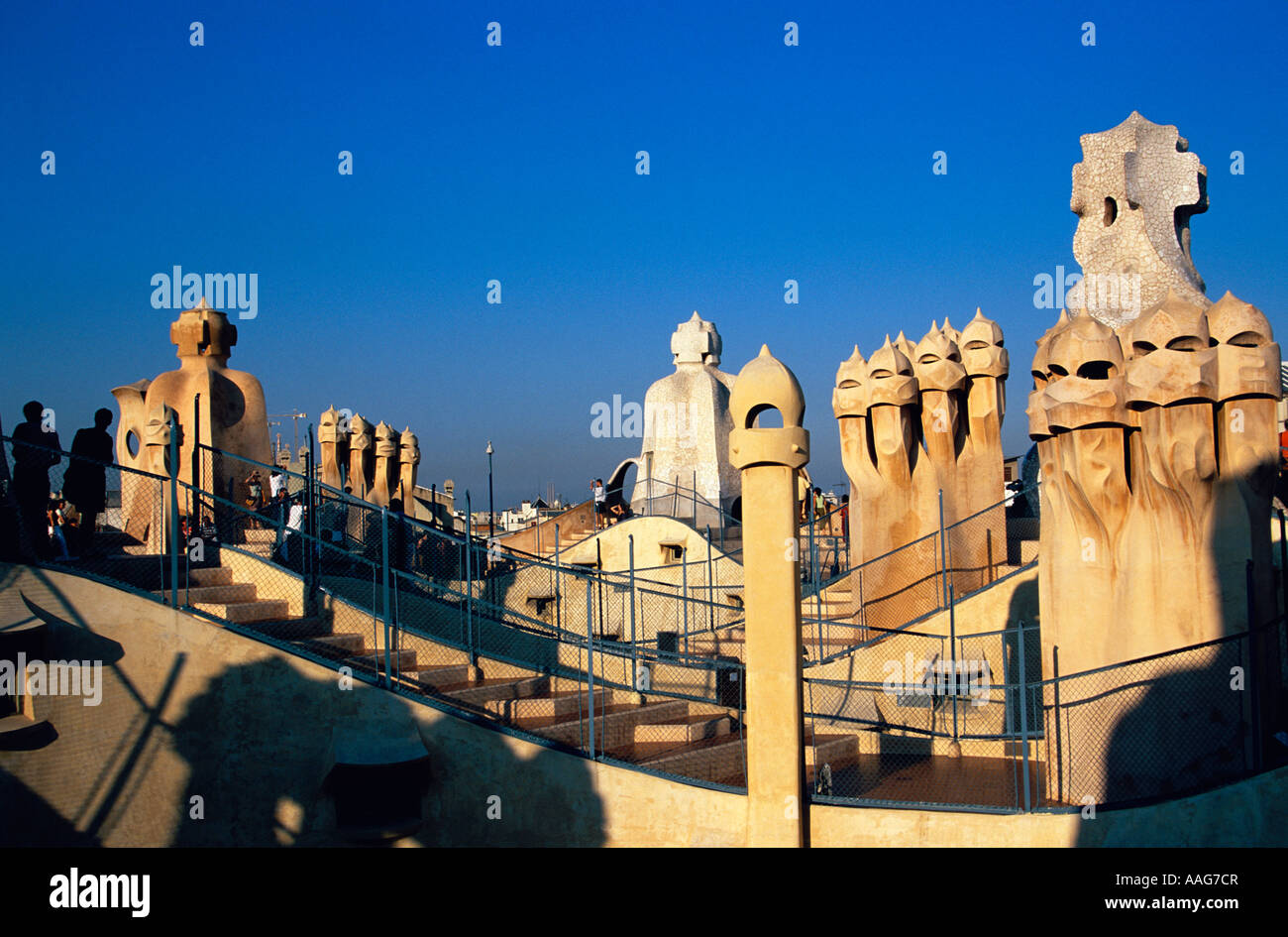 Cheminées sur le toit de La Pedrera Casa Mila Barcelone Espagne Banque D'Images