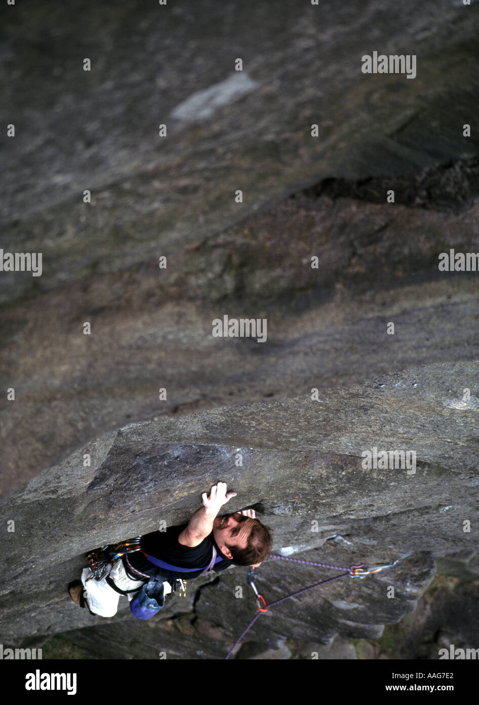 Un grimpeur sur Stanage Edge, dans le parc national de Peak District, Derbyshire, près de Sheffield, Yorkshire du Nord, Angleterre Banque D'Images