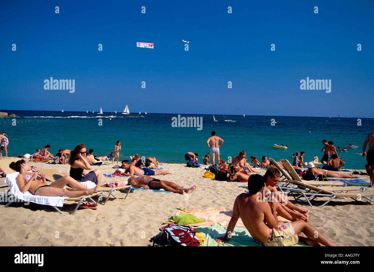 Promotion avion plage Platja Barceloneta à Barcelone Catalogne Espagne Banque D'Images