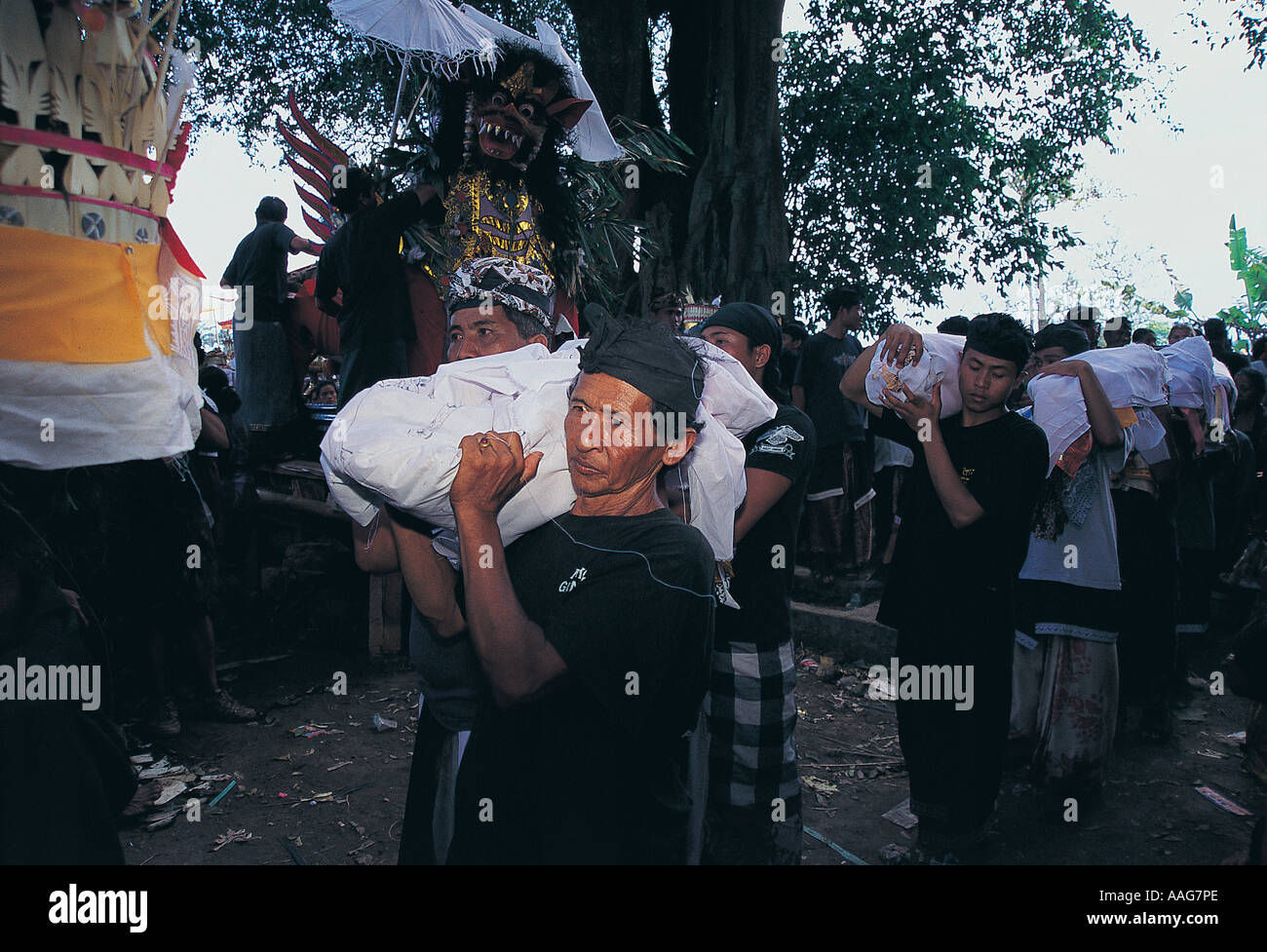 Des parents exerçant son cadavre, cérémonie de crémation Bali, Indonésie. Banque D'Images