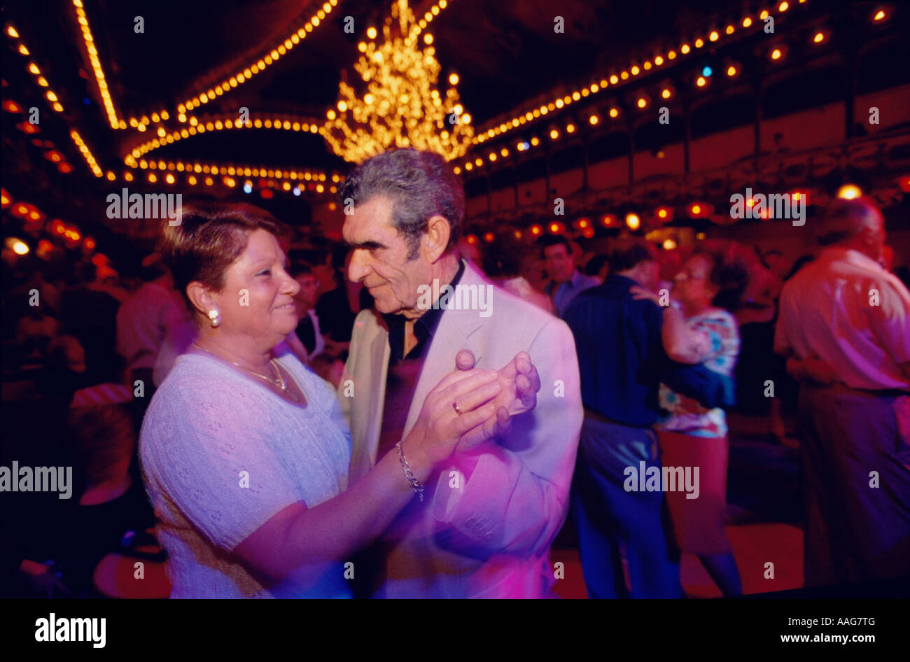 Les couples plus âgés sont la danse Cha Cha à la Paloma Club dans Raval Barcelone Catalogne Espagne Banque D'Images