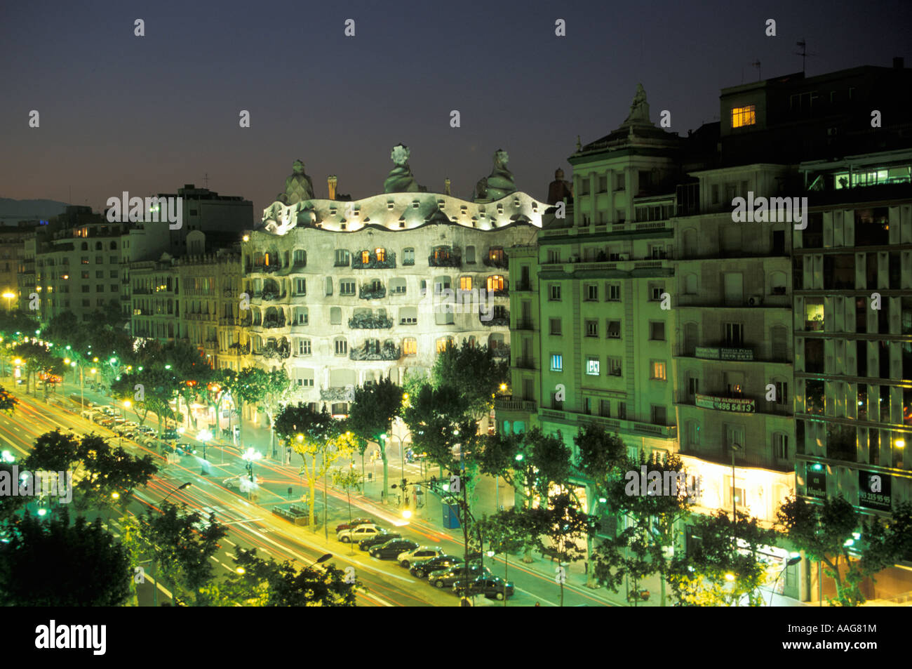 Vue de la Casa Mila lumineux conçu par Antoni Gaudi Eixample Barcelona La Catalogne Espagne Banque D'Images