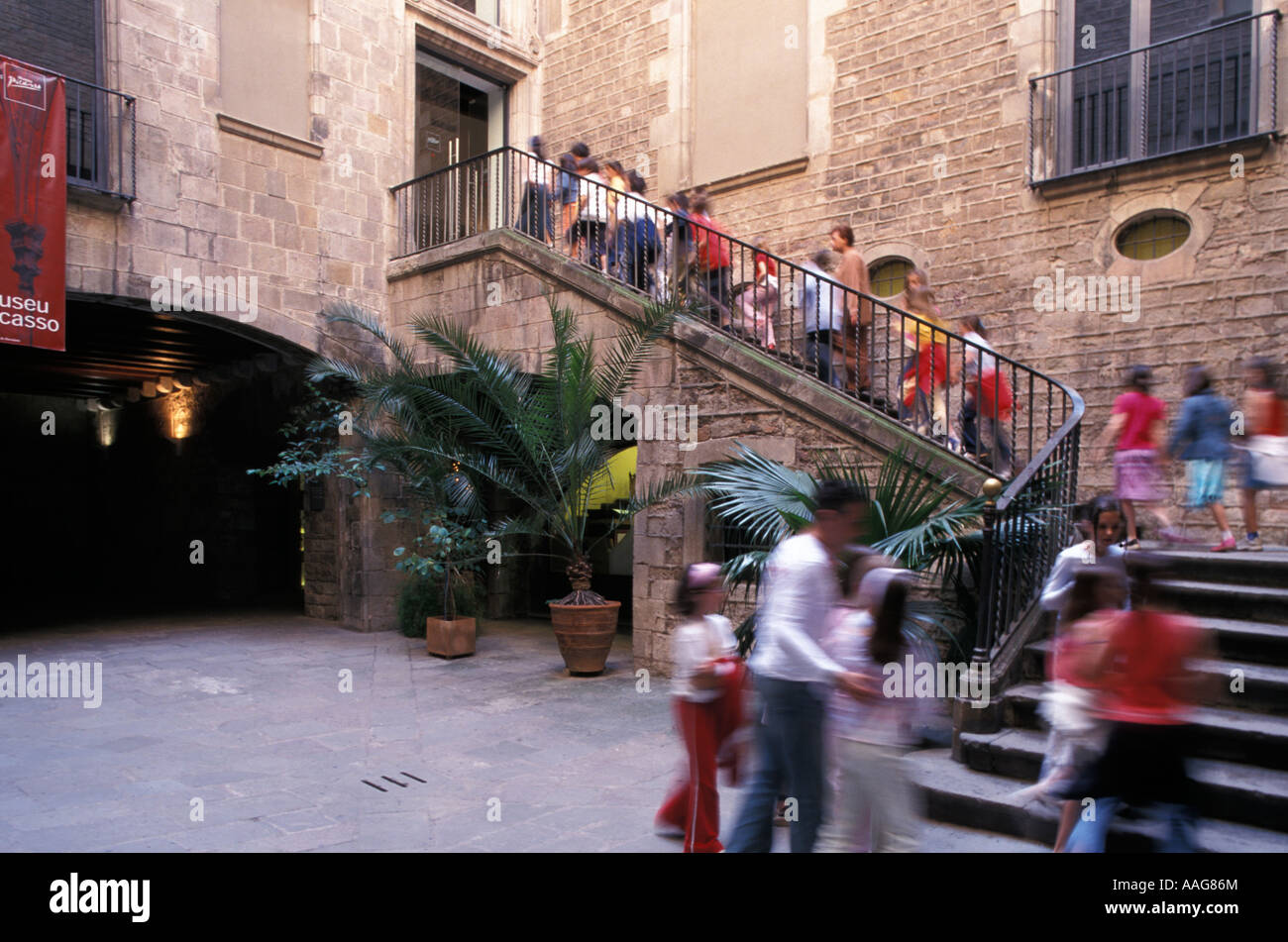 Groupe d'écoliers visitant Museu Picasso Barri Gotic Vieille Ville Barcelona La Catalogne Espagne Banque D'Images