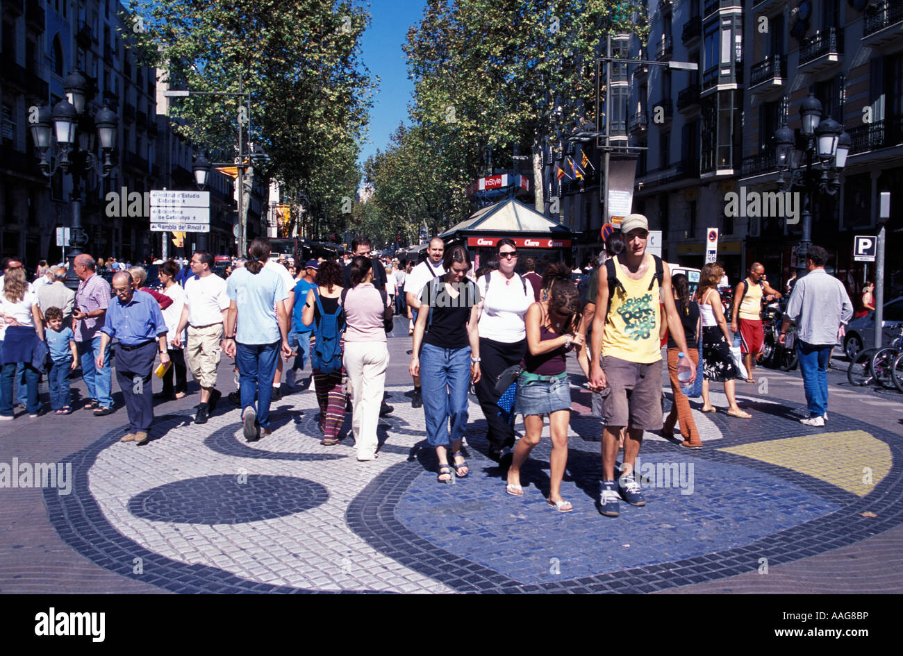Les gens qui marchent sur la mosaïque de Miro Las Ramblas Barcelona La Catalogne Espagne Banque D'Images