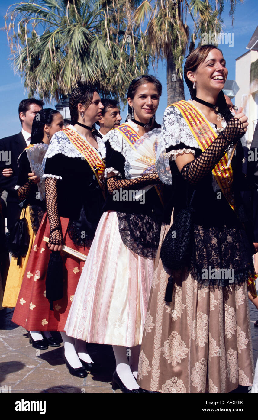Les jeunes femmes en robes traditionnelles represanting différents villages à la Fête du Vin à Sitges Costa de Garraf Espagne Banque D'Images