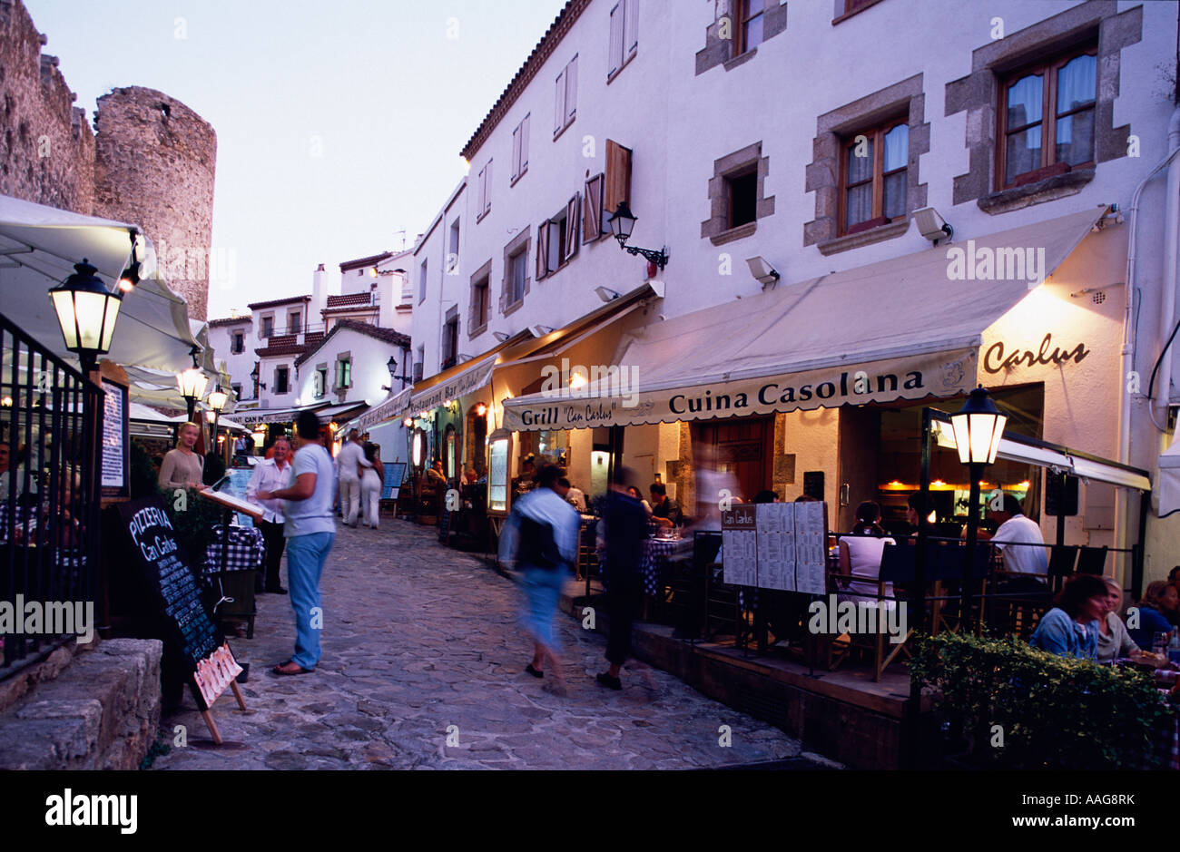 Restaurants dans la région de Vila Vella vieille ville avec château Tossa de Mar Costa Brava Catalogne Espagne Banque D'Images