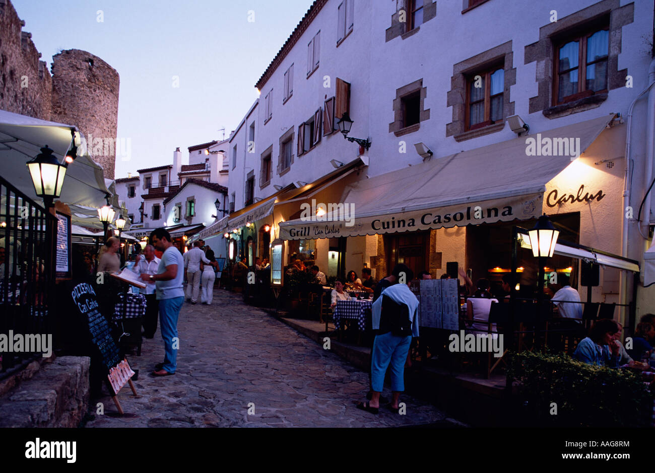 Restaurants dans la région de Vila Vella vieille ville avec château Tossa de Mar Costa Brava Catalogne Espagne Banque D'Images