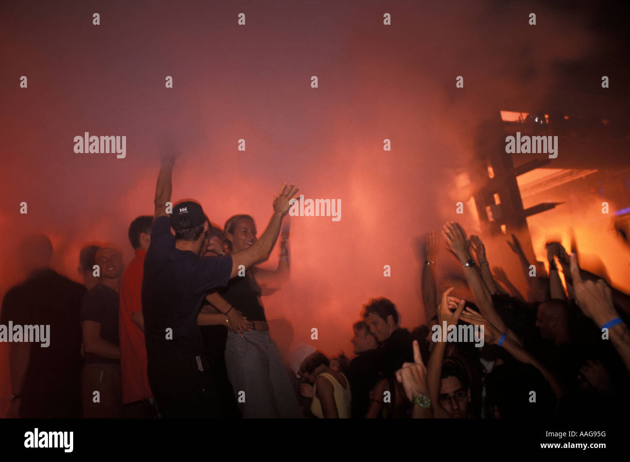 Les gens danser en discothèque Amnesia Ibiza Iles Baléares Espagne Banque D'Images