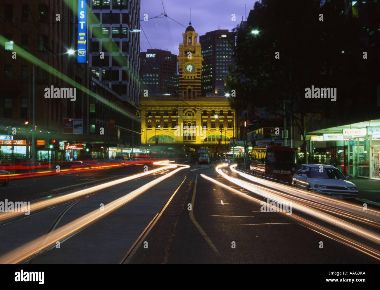 Elizabeth Street et de Flinders St Station dans Rush Hour Melbourne Australie Victoria Banque D'Images