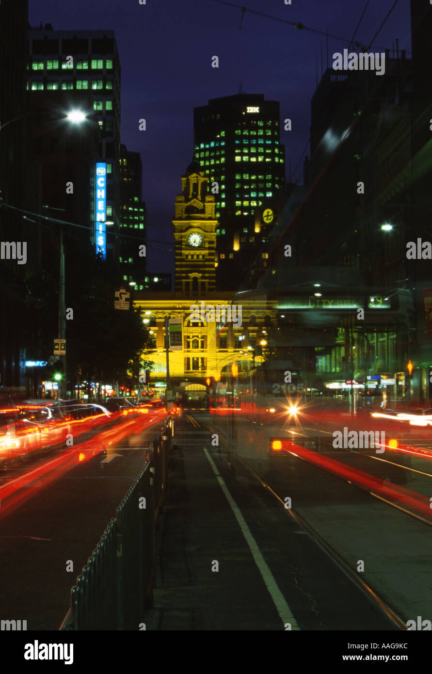 Elizabeth Street et de Flinders St Station dans Rush Hour Melbourne Australie Victoria Banque D'Images