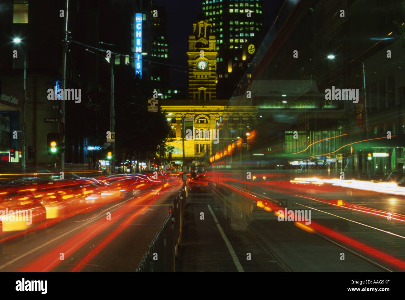 Elizabeth Street et de Flinders St Station dans Rush Hour Melbourne Australie Victoria Banque D'Images