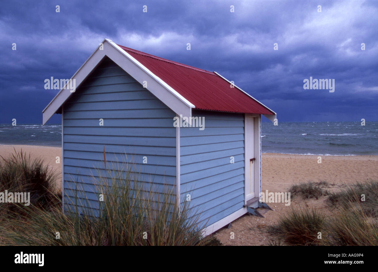 Cabane sur la plage un jour de tempête à Brighton Beach Melbourne Australie Victoria Banque D'Images