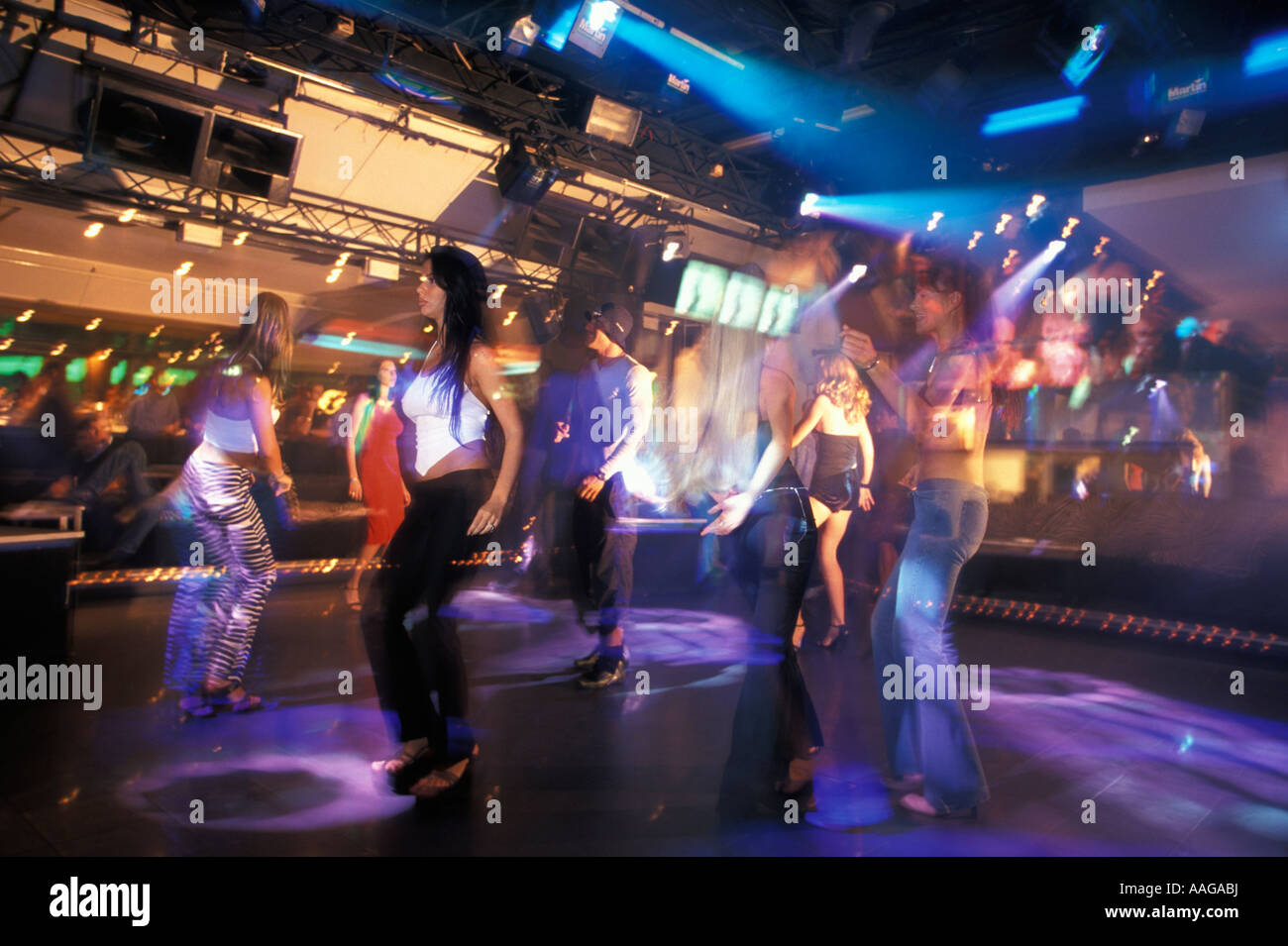 Les jeunes femmes Danser en discothèque Sesto Senso Desenzano del Garda Lac de Garde Lombardie Italie Banque D'Images