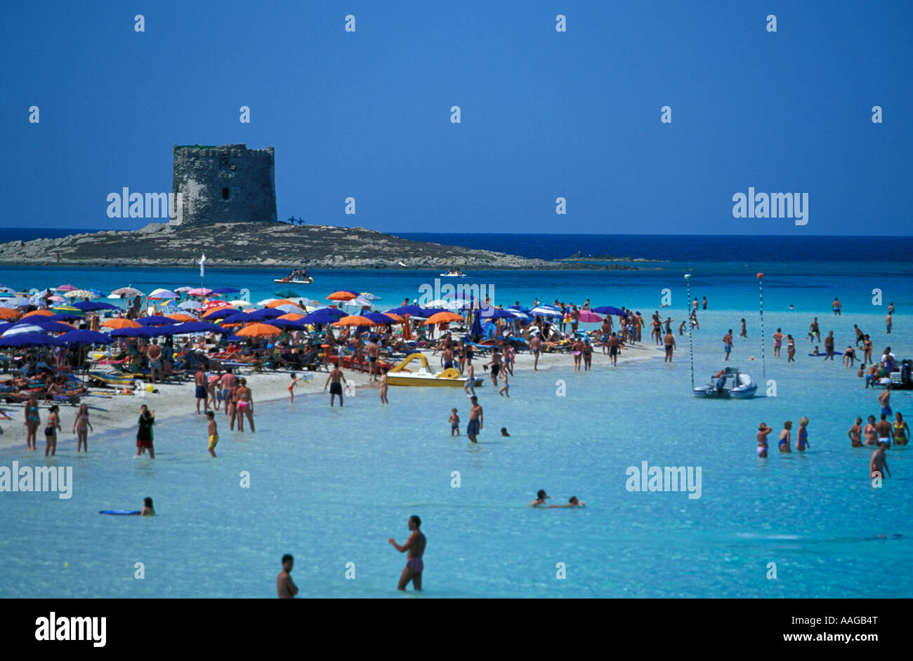Les gens à la plage Spiaggia della Pelosa La Torre en arrière-plan La Pelosa Stintino Gallura Sardaigne Italie Banque D'Images