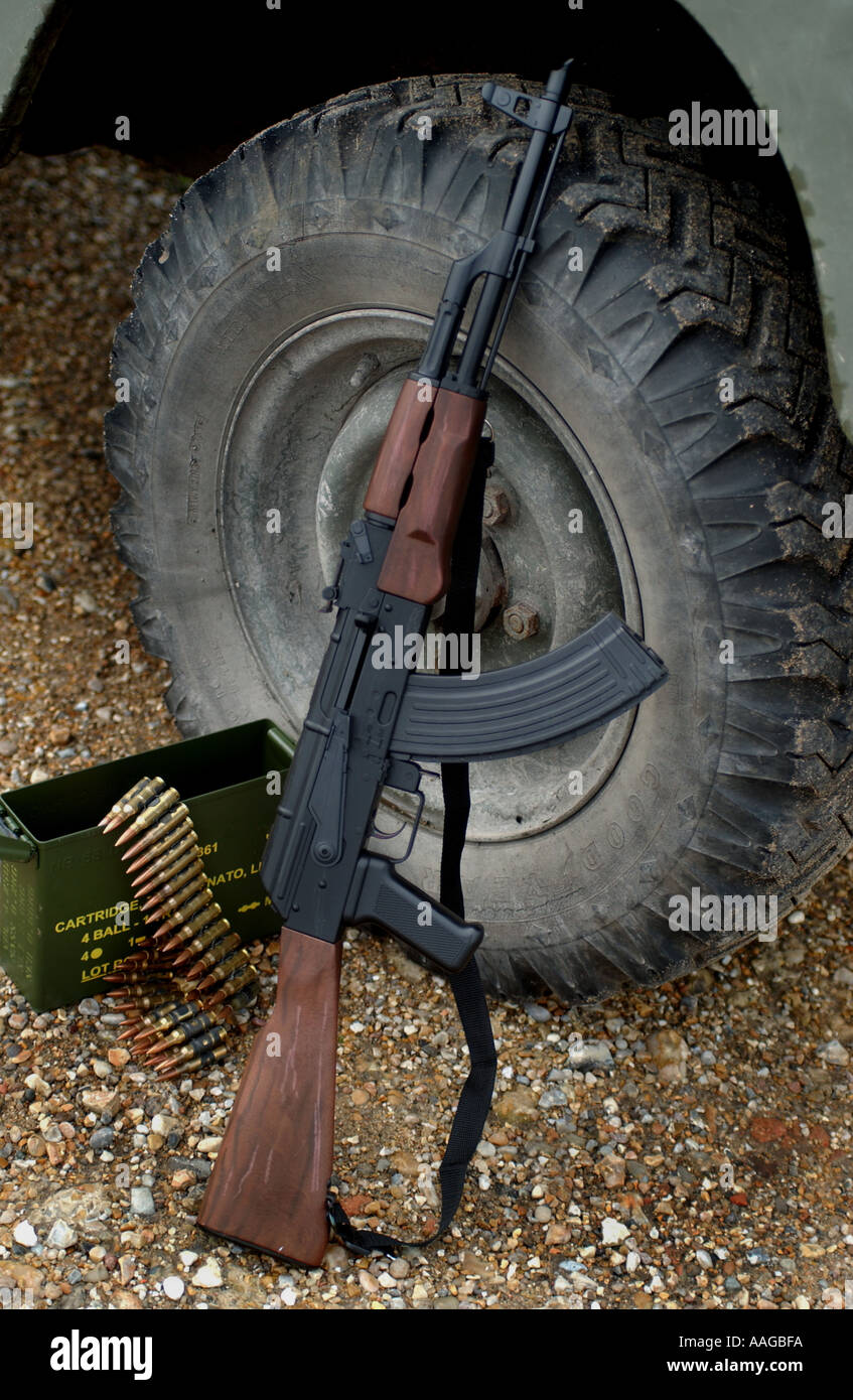 Kalashnikov AK47 avec boîte de munitions et une ceinture de balles appuyé  contre une roue de land rover Photo Stock - Alamy