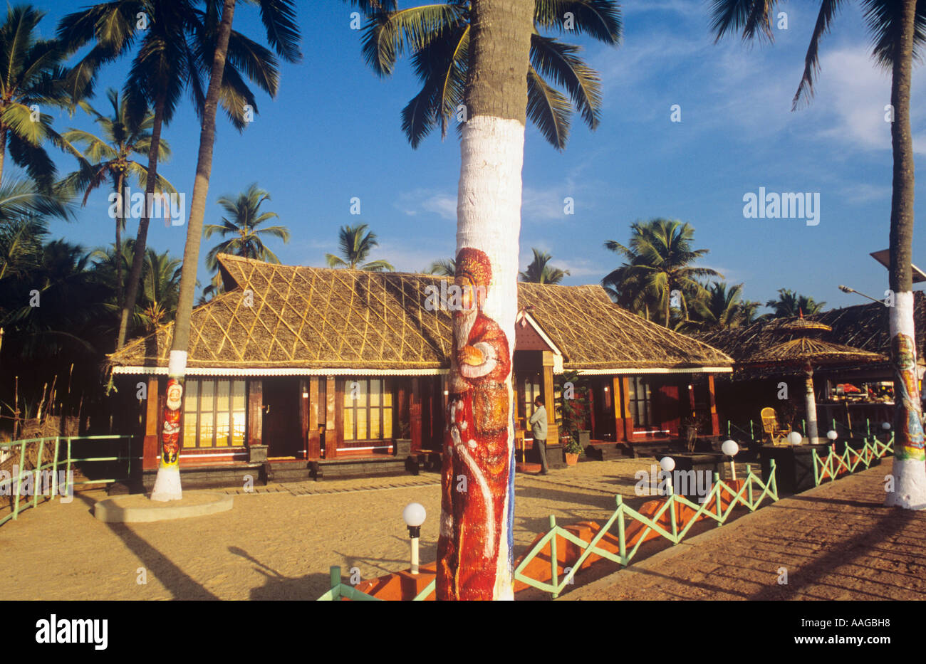 Tronc de l'arbre peint maison de style local et l'Inde Varkala Kerala Banque D'Images