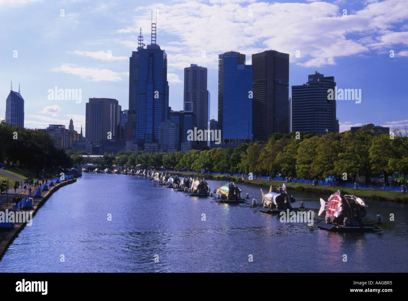 Décorations des Jeux du Commonwealth sur les pontons de poissons de la rivière Yarra Melbourne Australie Victoria Banque D'Images