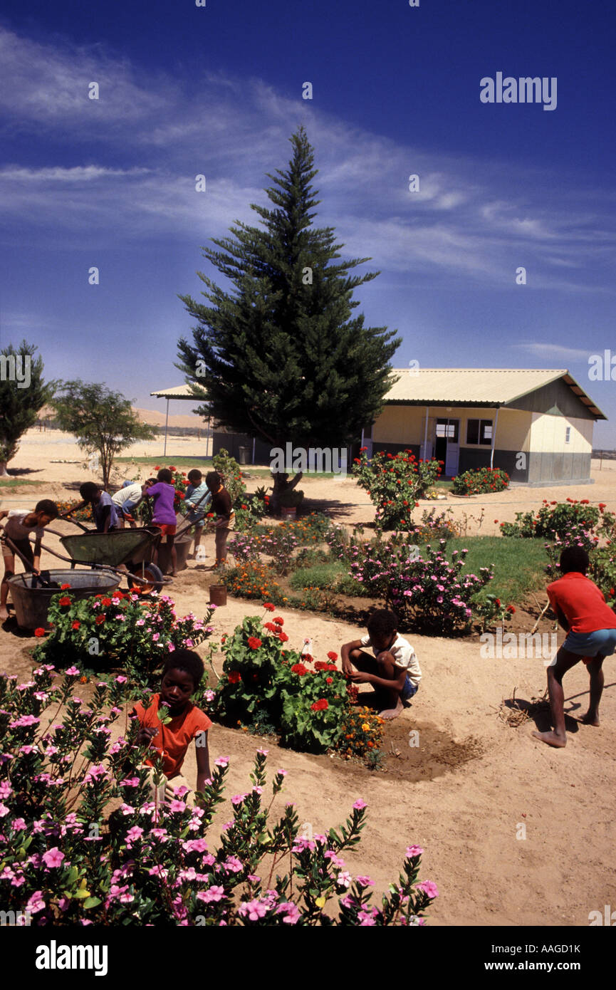 Les élèves de leur école de travail Topnaar jardin au cœur du désert du Namib Banque D'Images