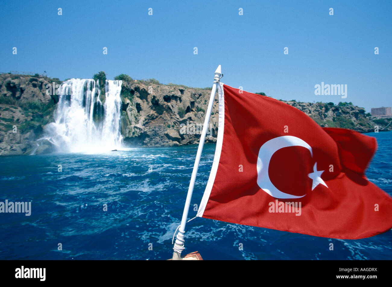 Duden cascades Duden Selale drapeau turc en premier plan près de Antalya  Antalya Turquie Photo Stock - Alamy