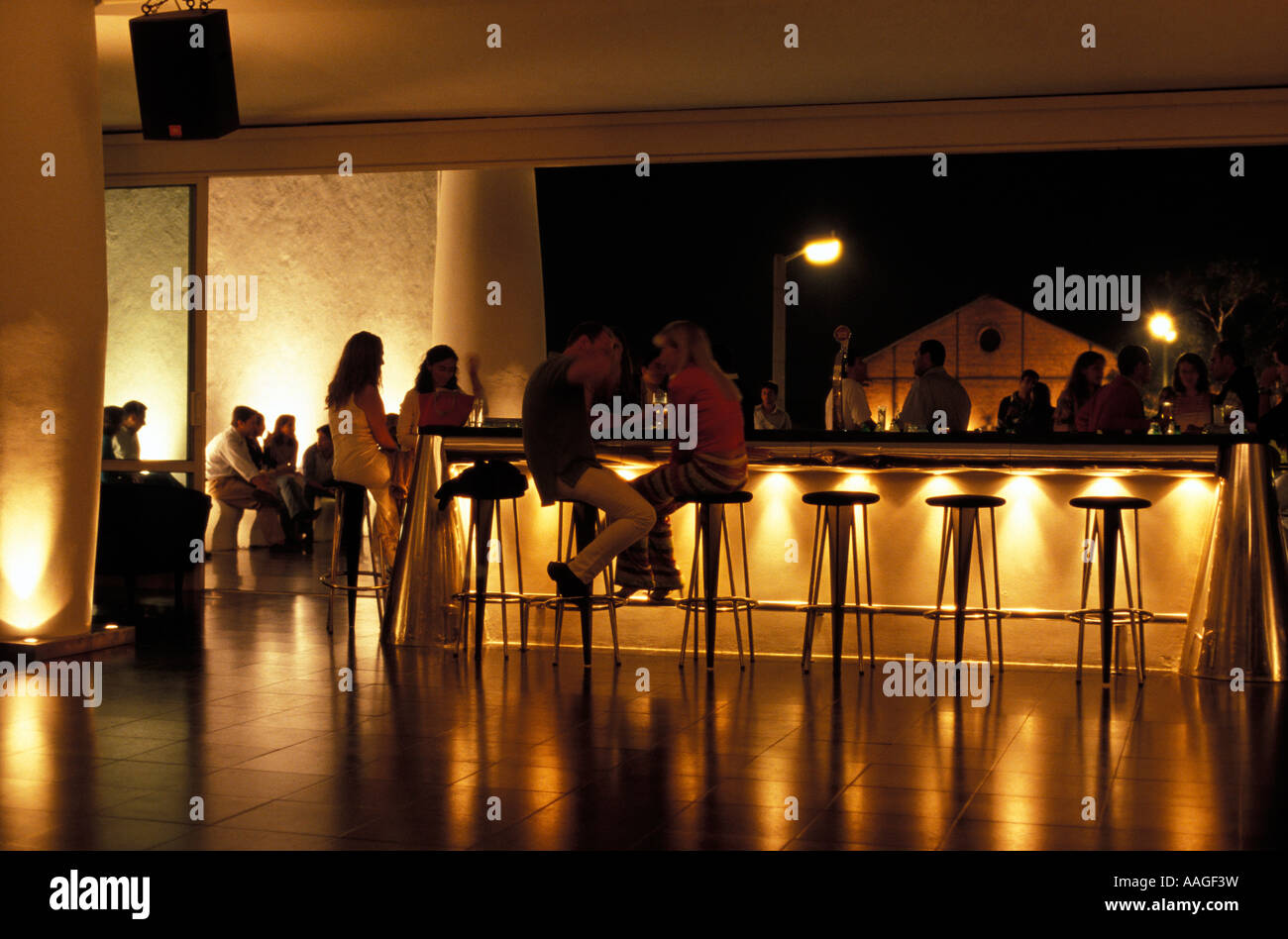 Des gens assis au bar Club Discothèque Kapital Lisbonne Lisbonne Portugal Banque D'Images