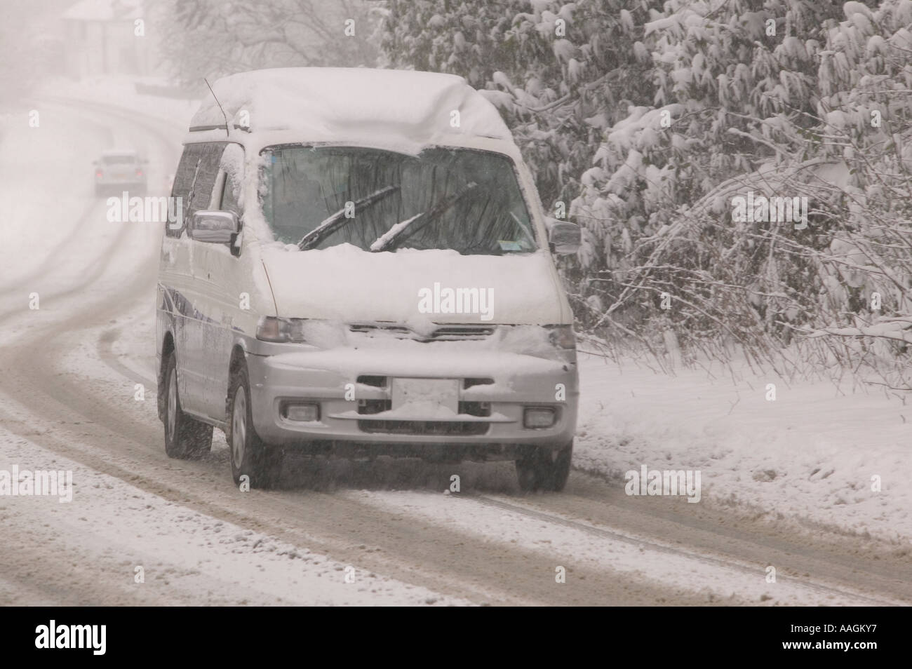 Une voiture mal par routes enneigées à Ambleside durant un hiver neige, Lake district, UK Banque D'Images