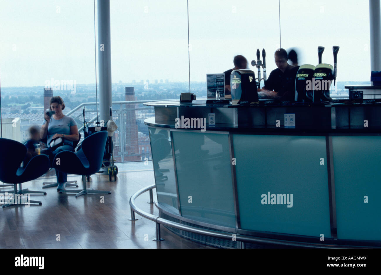 Voir à travers les fenêtres de Guinness Guinness Sky Bar Hop Store museum Dublin Ireland Banque D'Images