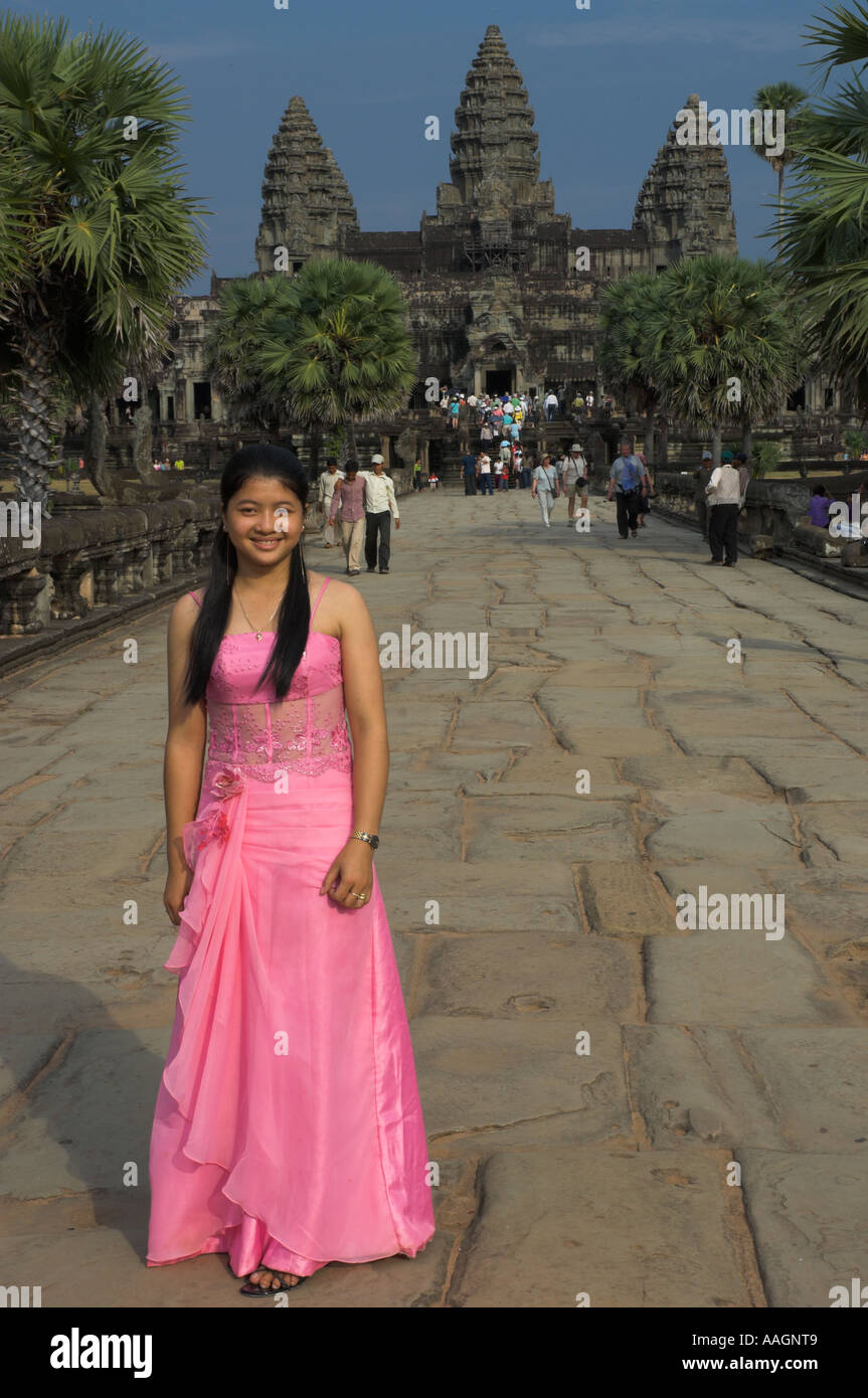 Cambodge La province de Siem Reap Temples d'Angkor archeological park young woman in pink dress posing in front of Angkor Wat Banque D'Images