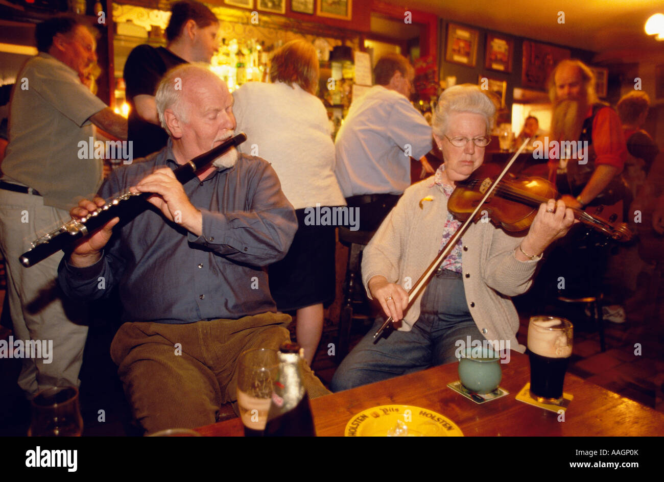 Homme et femme jouant de la musique traditionnelle au violon et flûte à l'ouest du comté de Baltimore Corner Bar Cork Irlande Banque D'Images