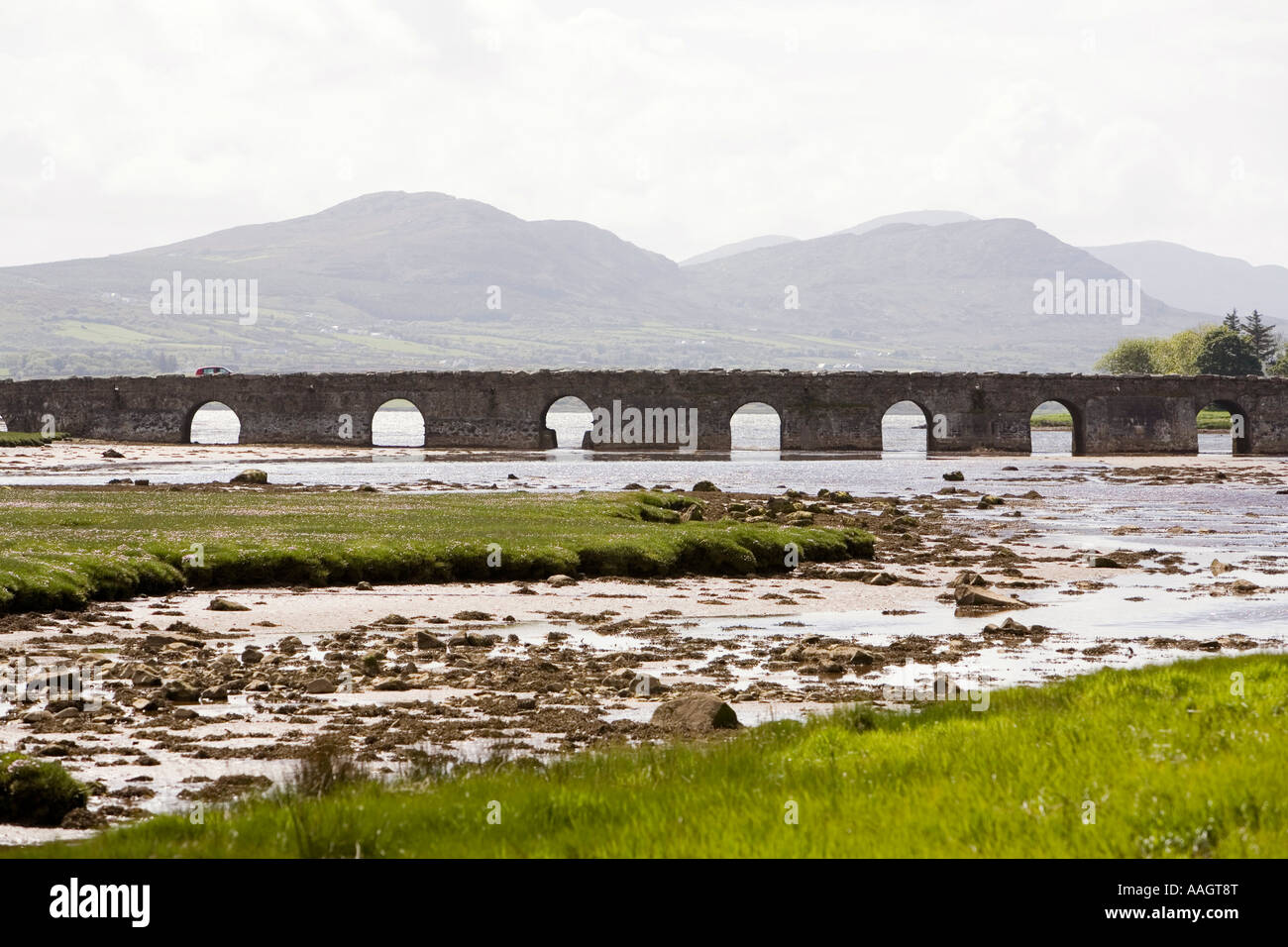 Comté de Donegal Irlande Péninsule d'Inishowen Malin vieux pont de pierre sur Trawbreaga Bay Banque D'Images