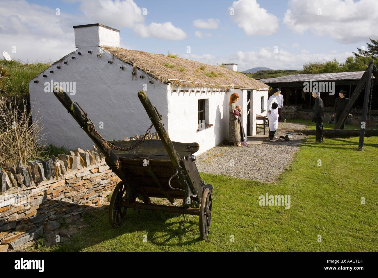 Co Donegal Irlande Île de Inishowen Doagh Famine Village reconstruction de famille chassés de leur chalet Banque D'Images