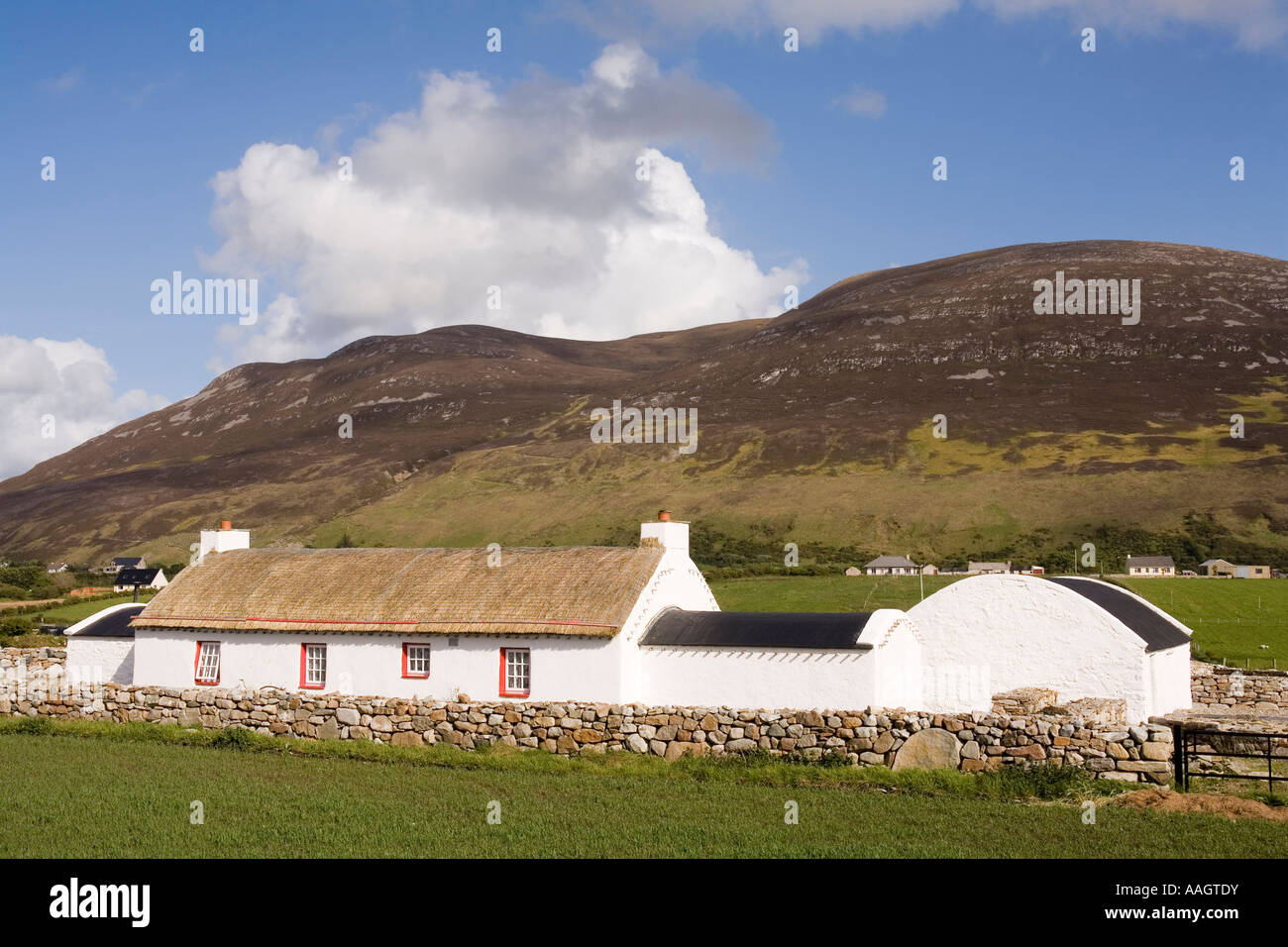 L'Irlande Co Donegal Inishowen Dunaff thatched house traditionnel restauré comme maison de vacances ci-dessous Raghlinmore Banque D'Images