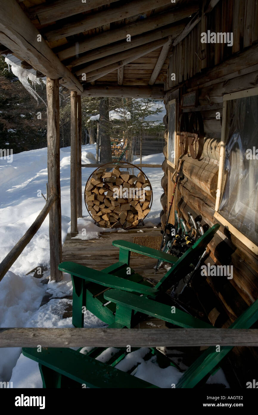 Raquettes sur le porche d'une cabane à l'AMC s peu Lyford Étang des camps dans le nord du Maine Forest près de Greenville Banque D'Images