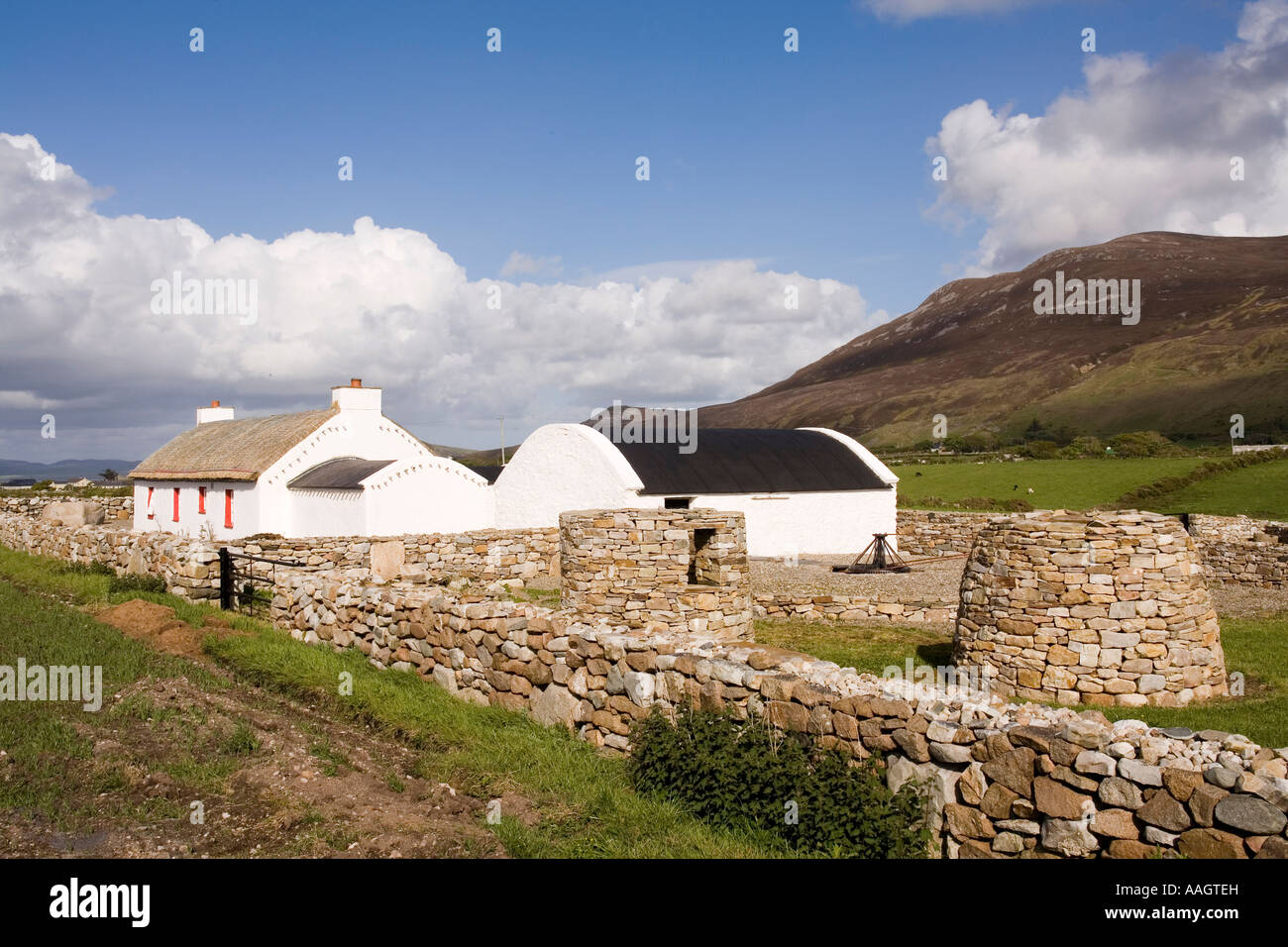 L'Irlande Co Donegal Inishowen Dunaff thatched house traditionnel restauré comme maison de vacances ci-dessous Raghlinmore Banque D'Images