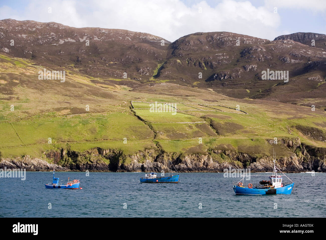 L'Irlande Co Donegal Inishowen Dunaff bateaux de pêche amarrés au large de Leenan Strand ci-dessous pointe Urris Banque D'Images