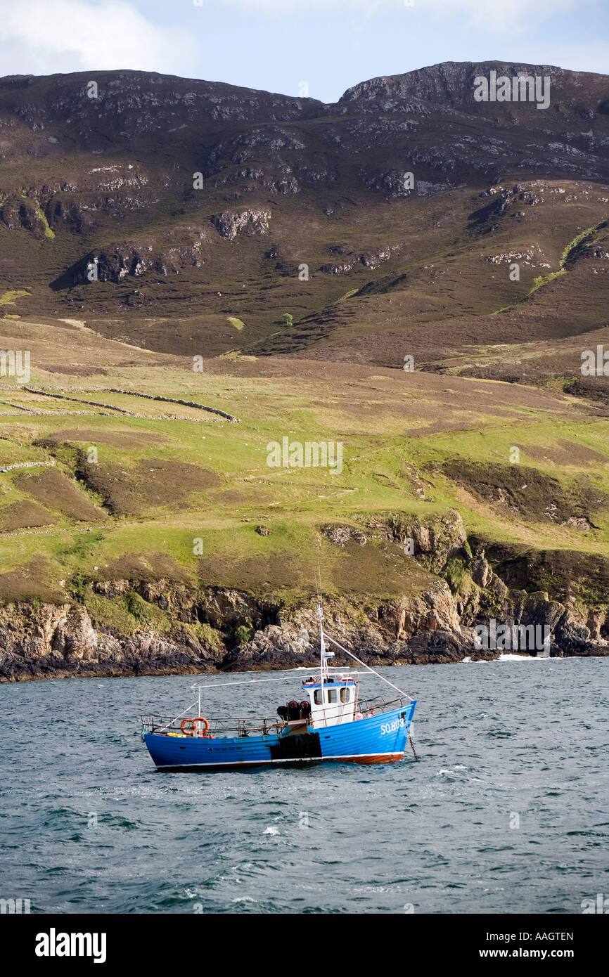 L'Irlande Co Donegal Inishowen Dunaff amarré le bateau de pêche au large de Leenan Strand ci-dessous pointe Urris Banque D'Images