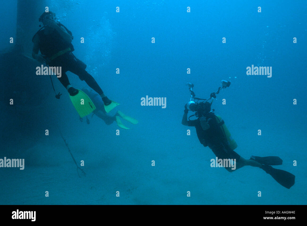 Photographe sous-marin prend photo de scuba diver à l'esprit de l'épave au large de l'avion Miami Miami Beach Florida USA Banque D'Images