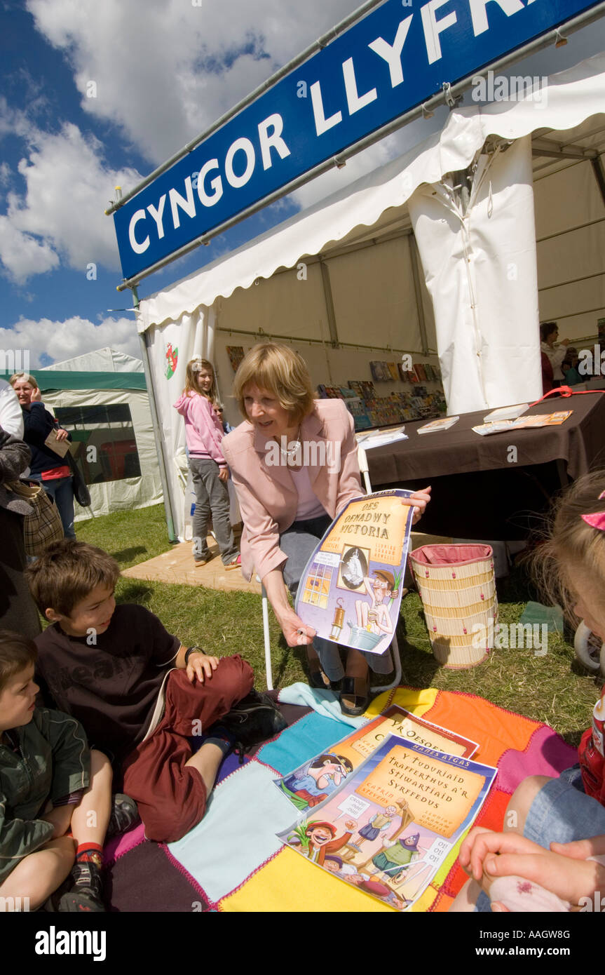 Welsh books council stand - femme lisant histoire pour enfants - Urdd Eisteddfod national 2007 de Carmarthen Banque D'Images